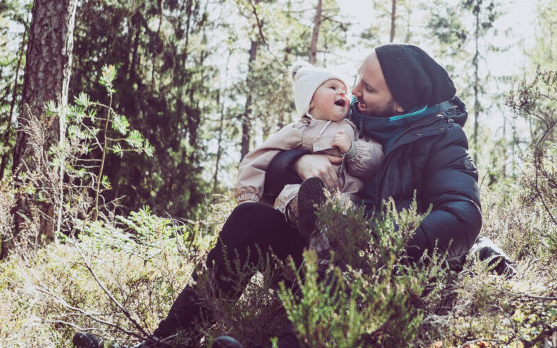 Man og liten jente på tur i skogen