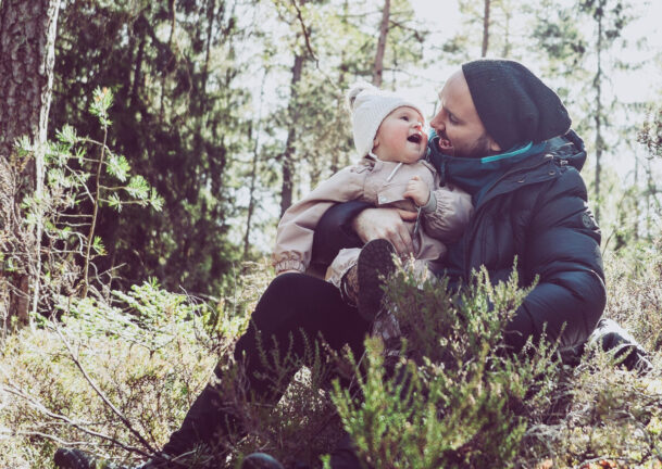 Man og liten jente på tur i skogen